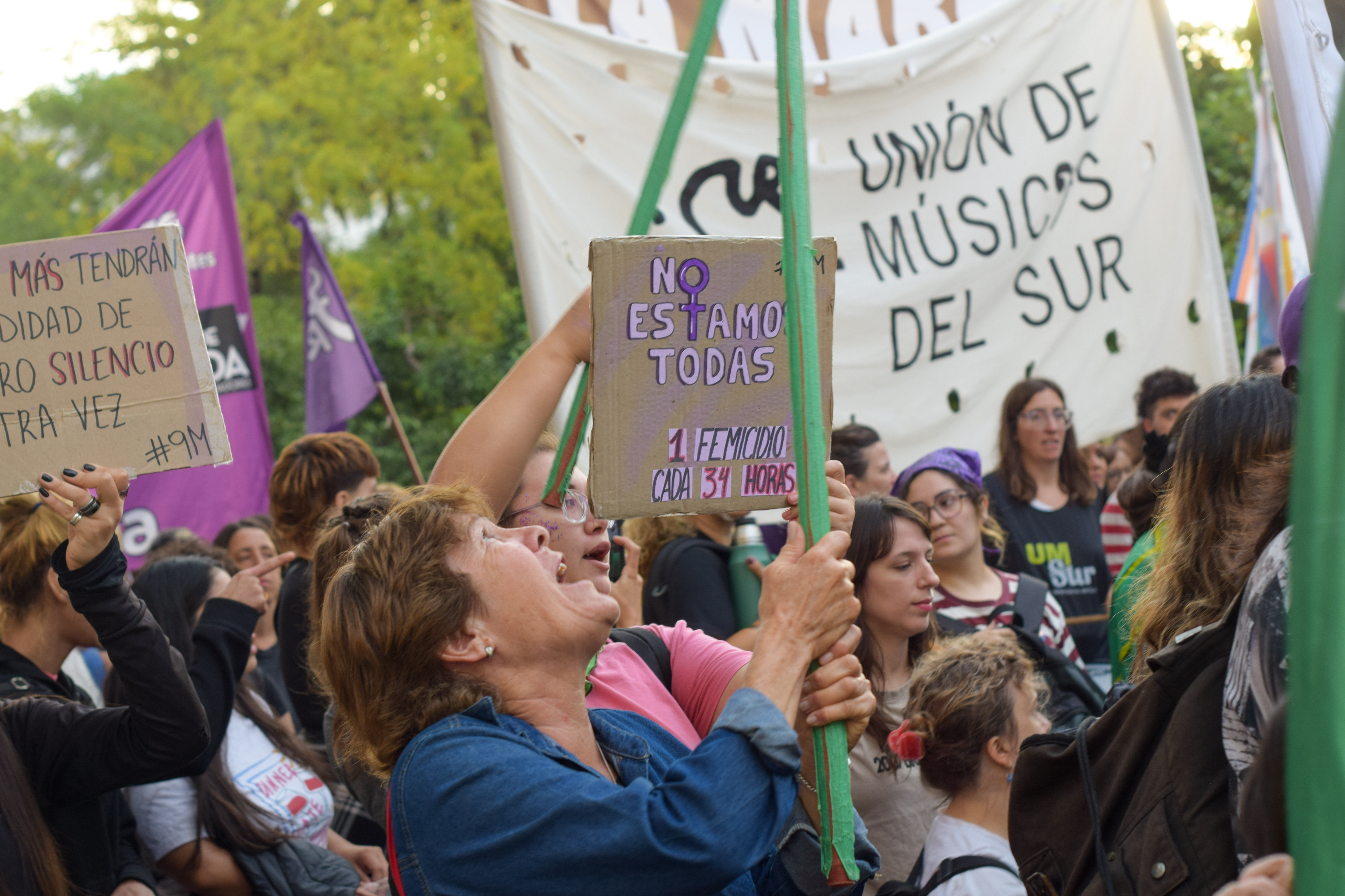 Participantes de la movilización abrazándose